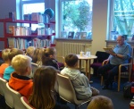 Ulli Schubert bei seiner Lesung in der Schulbücherei der Ludwig-Andresen-Schule Tondern