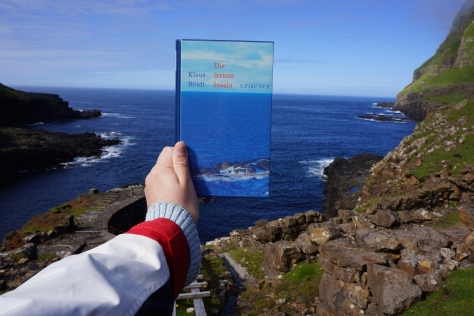 Marieke las "Die fernen Inseln" auf den Färöern